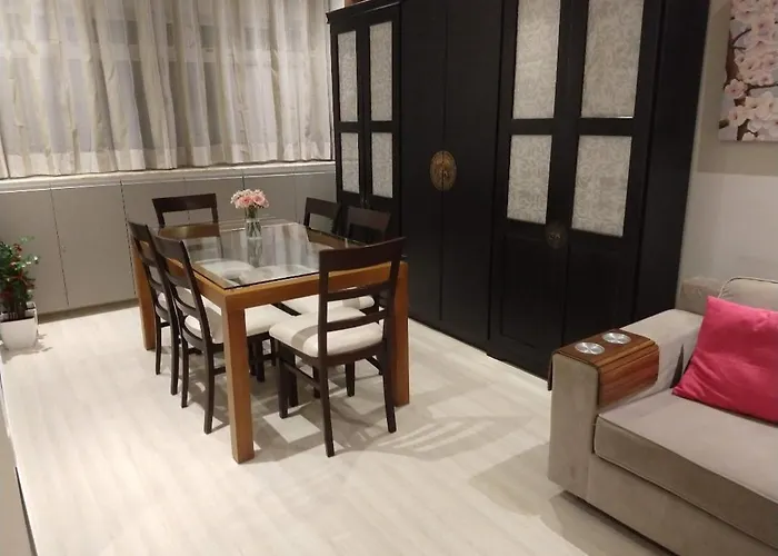 FAN Guarujá lado praia 2 Dorm WI-FI ,NETFLIX, mobiliado, Ar, vaga, 7pessoas