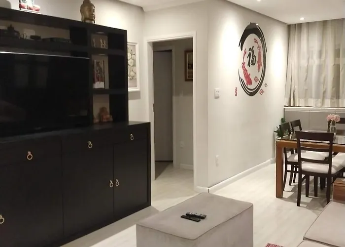 FAN Guarujá lado praia 2 Dorm WI-FI ,NETFLIX, mobiliado, Ar, vaga, 7pessoas